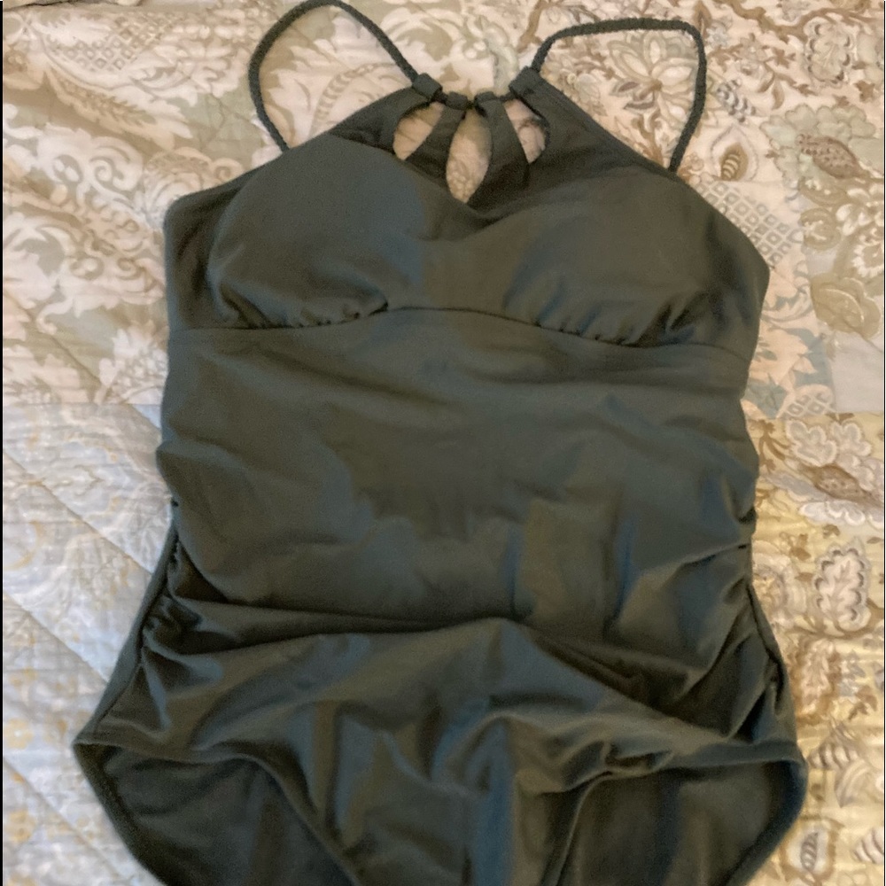 Olive 🫒 green sz12 gorgeous one piece 🩱